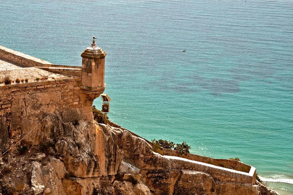 Vistas al Mar: Beachfront Getaway with Pool and Sports Facilities Alicante Exterior photo